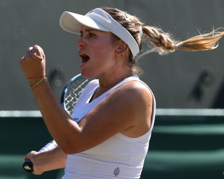 Anisimova sees off Kenin in all-American scrap to reach Wimbledon third round