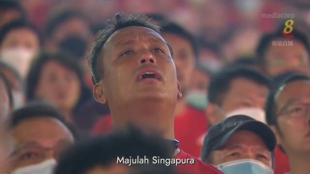 每周精选：唱国歌流泪爆红 男子：庆典表演内容太感人
