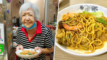 Lee Ji Xiao Chi’s 76-Year-Old Hawker Fries Hokkien Mee 12 Hours Daily & Has No Plans To Stop