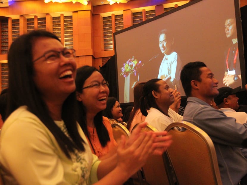 Suu Kyi urges those overseas to contribute knowledge back home