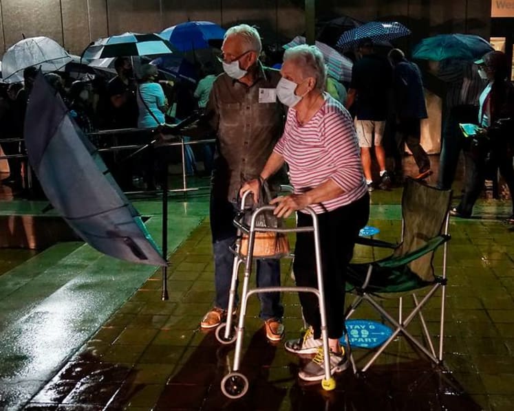 Florida begins early voting with no major problems reported