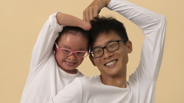 无手掌女孩坚毅求学 获奖后把荣耀献给老师同学