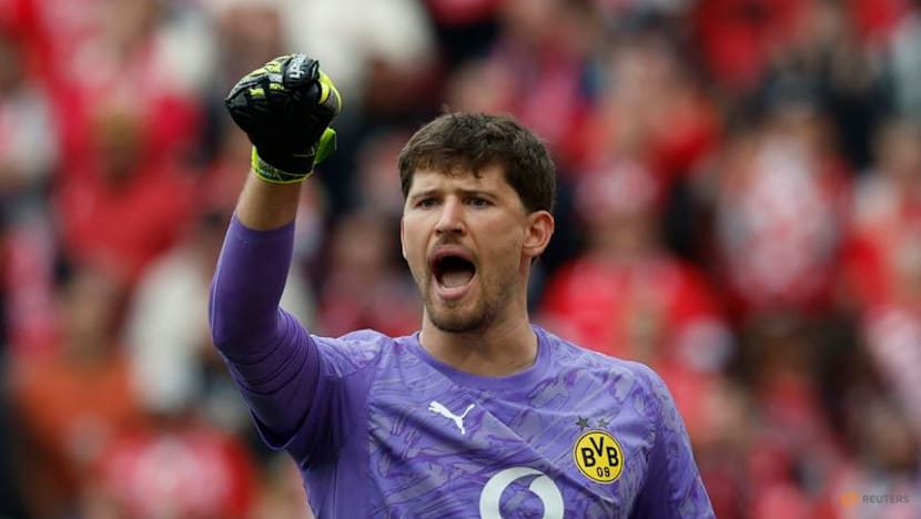 Dortmund earn fourth straight league win with 2-0 win at 10-man Mainz
