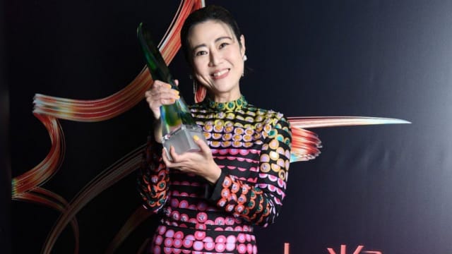曾放话若得奖“什么都不穿”　许美珍兑现承诺晒“全裸照”