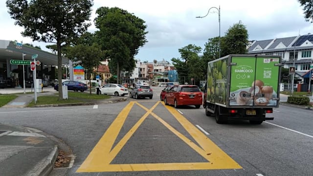 德明路油站便宜油引发车龙 惊动陆交局出手改善交通