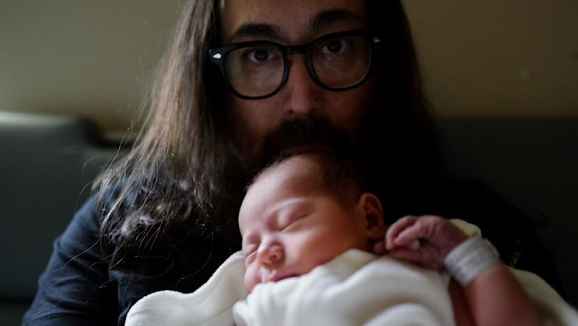Kenalan dengan Aurelius, cucu pertama John Lennon dan Yoko Ono yang baru lahir