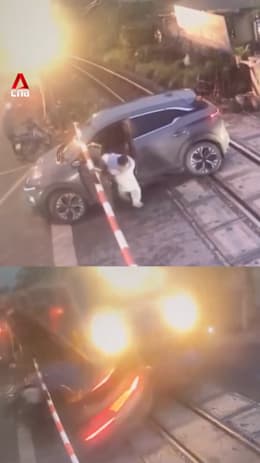Hanoi driver escapes just before train hits car stuck on tracks