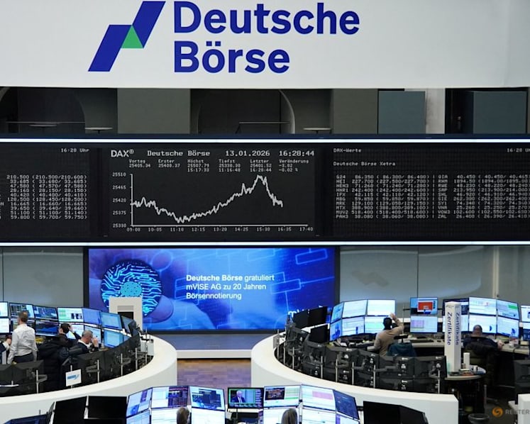 Tech, banks weigh on Wall Street; Trump eases Iran oil fears
