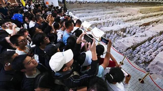 游客量大增 中国兵马俑被迫加班开夜场