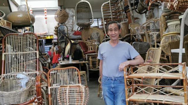 【958印象古早】经营家具店逾半世纪 七旬藤匠难忘为建国总理李光耀修复“蚶椅” （一）