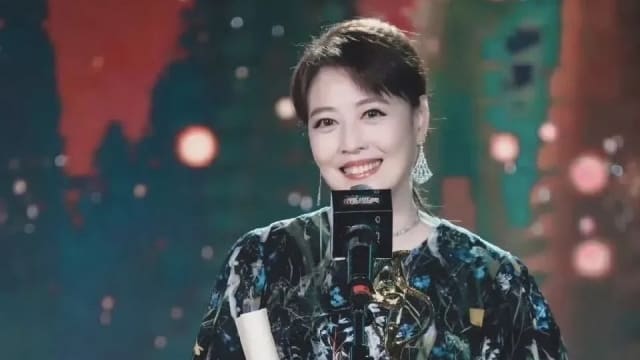 周海媚离世1周年！墓园现花海，“儿子们”都来拜祭