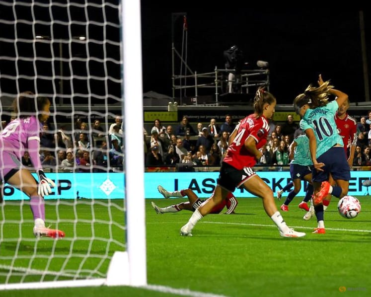 Van de Donk seals London City win over Man United in WSL curtain-raiser