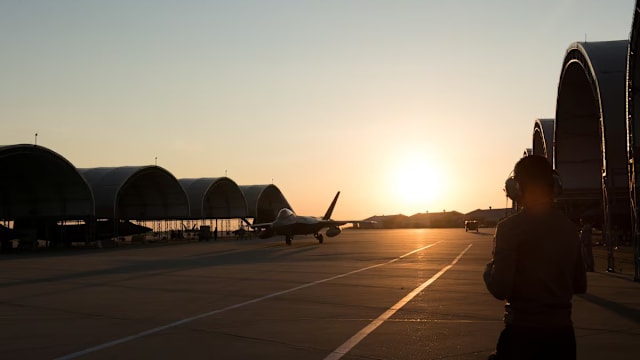 美英从卡塔尔乌代德空军基地撤出部分人员