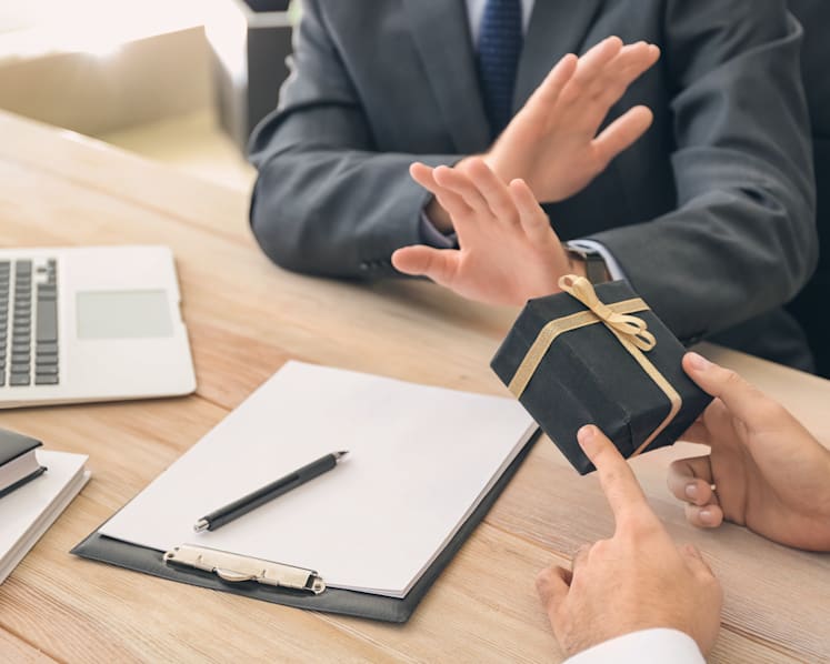 'Easier to say no': Public servants would rather decline gifts than go through declaration process 