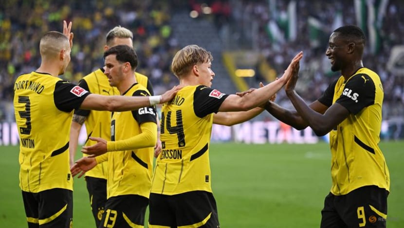 Dortmund score three in nine minutes in 3-2 comeback win over Gladbach