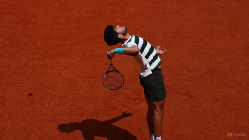 Alcaraz strolls into French Open second round