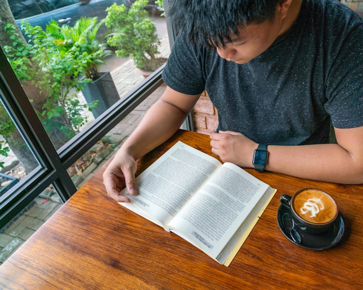 Buku menumpuk tapi malas baca? 5 cara keluar dari 'reading slump'