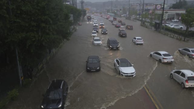 韩国首尔暴雨成灾 导致至少一人丧命