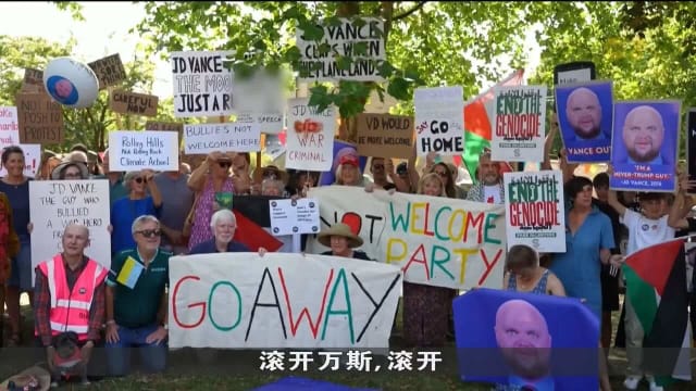 英国民众发起示威 抗议万斯到访部署大规模安保