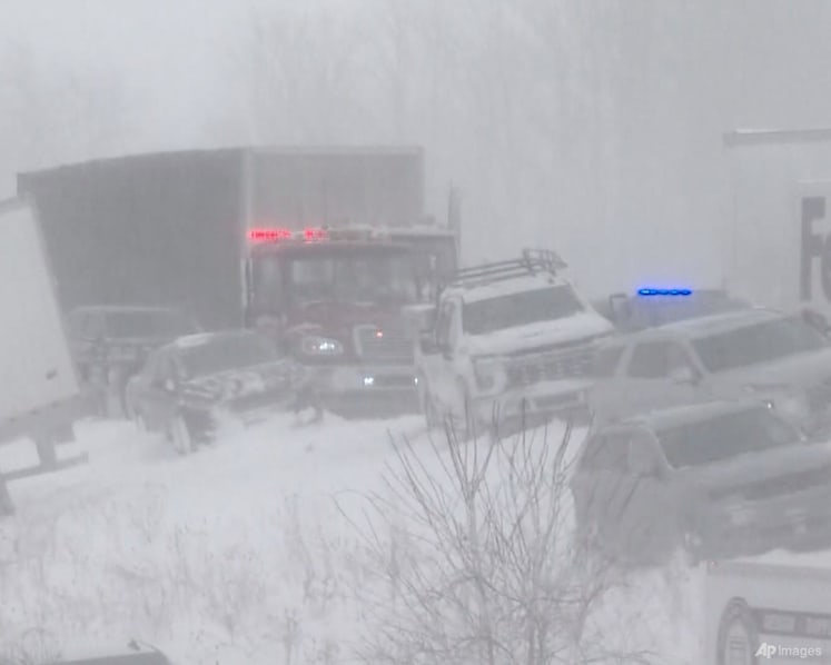 Heavy snow in US strands drivers in 100-vehicle crash