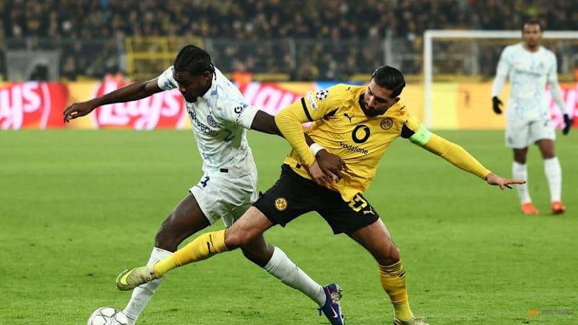 Inter Milan beat Dortmund 2-0 but both teams end up in playoffs