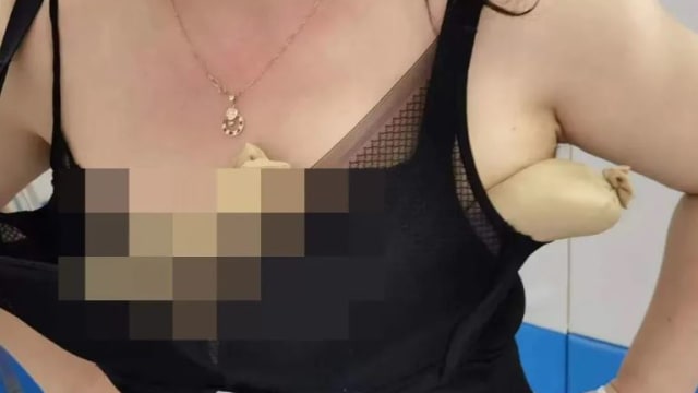 女子为走私“豁出去” 五条活蛇全塞进胸罩 
