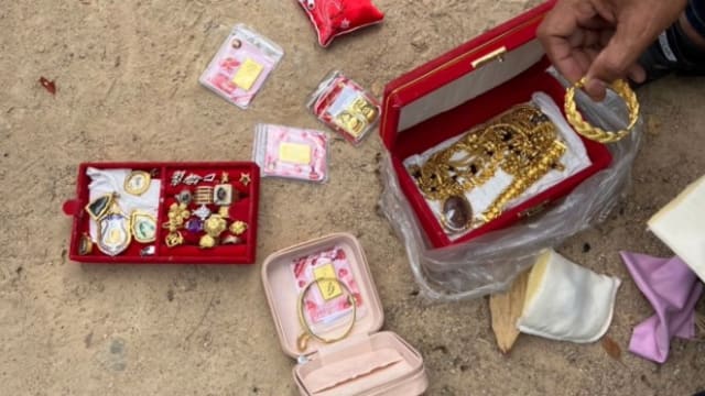 泰妇用塑料袋装7万元金饰  孙子误当垃圾丢掉