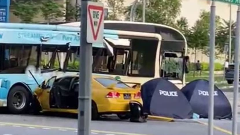 2 maut selepas kereta dan bas berlanggar di simpang Woodlands 2 maut selepas kereta dan bas berlanggar di simpang Woodlands