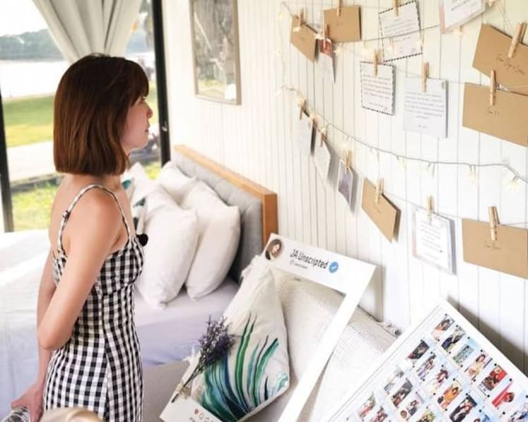 Jeanette Aw’s colleagues write touching letters to commemorate her 25th anniversary, moving the actress to tears