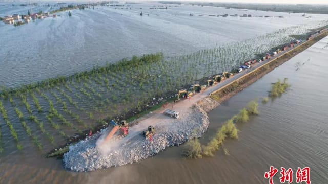 洞庭湖决口封堵行动续进行 截至星期天中午已堵逾75米