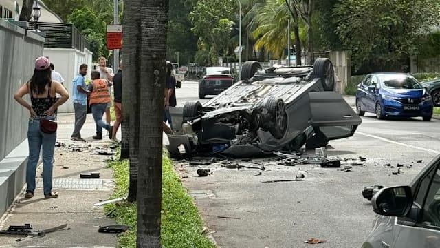 车辆疑打滑“四轮朝天” 29岁女司机协助调查