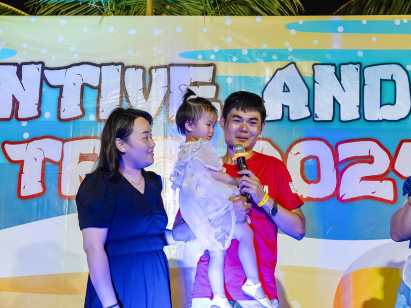 Sun Ke giving his thank you speech after the surprise reunion with his family. Sun Ke giving his thank you speech after the surprise reunion with his family.