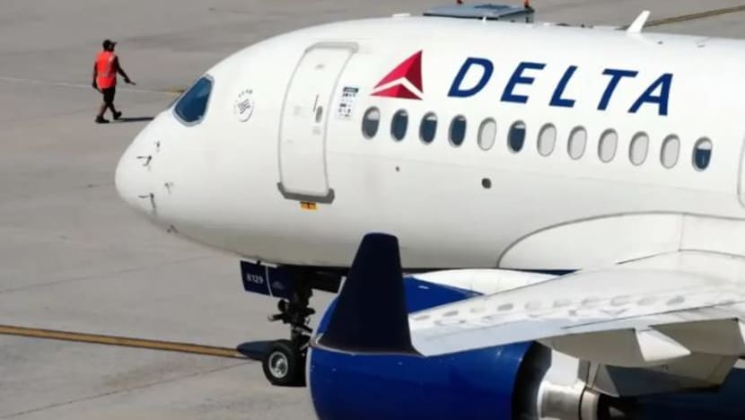 Penumpang ditahan naiki penerbangan Delta dari New York ke Paris tanpa tiket Penumpang ditahan naiki penerbangan Delta dari New York ke Paris tanpa tiket