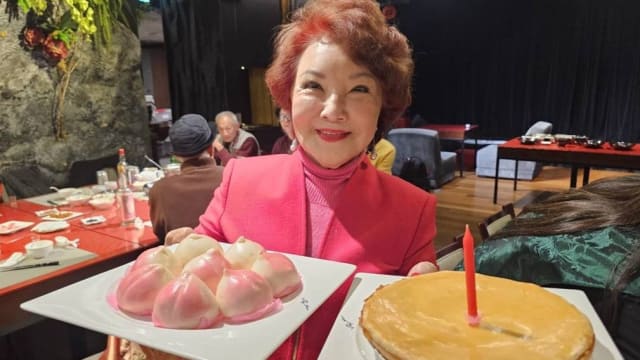 苹果花迎风摇曳……“苹果花歌后”杨燕大年初二喜迎80大寿