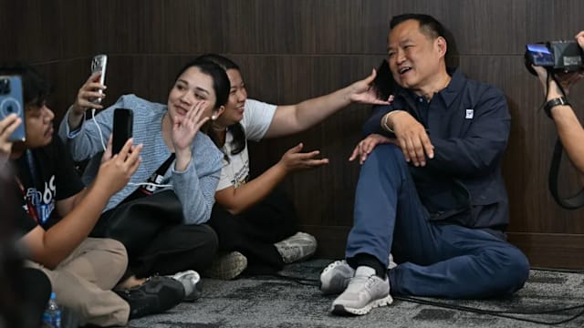 新闻发布会前暖心一幕 阿努廷“就地而坐”赢媒体欢心