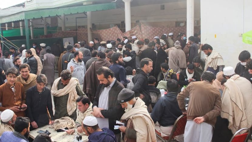 Thousands flee northwest Pakistan after mosques warn of possible military action
