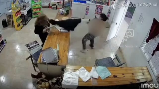 阿根廷女贼偷钱未遂衣服脱落 半裸逃离后折返要求删录像
