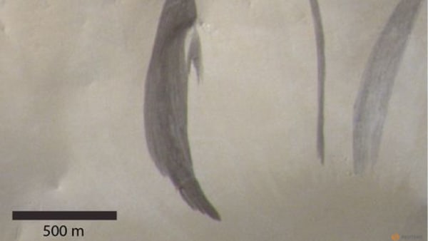 Study casts doubt on water flows as cause of streaks on Martian slopes - Channel News Asia (Picture 2)