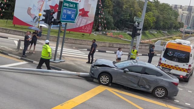裕廊西连环车祸灯柱倒地 两人受轻伤