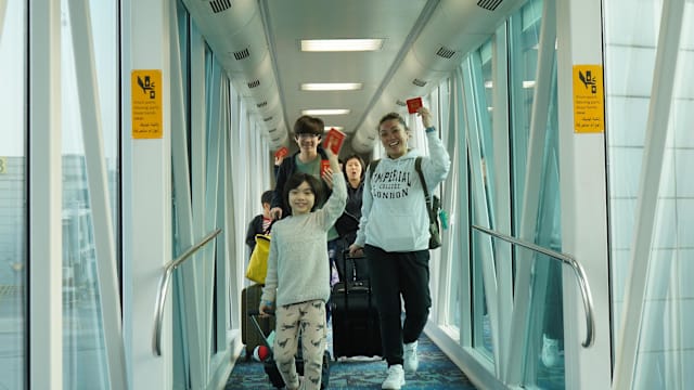 首趟空军撤侨班机安全降落樟宜机场 载有218名国人和亲属 