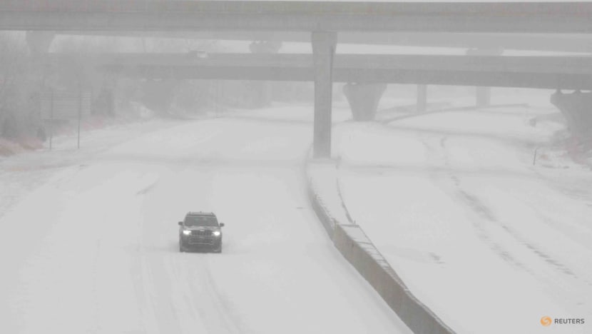 Winter storm hits central US, barrels toward Washington