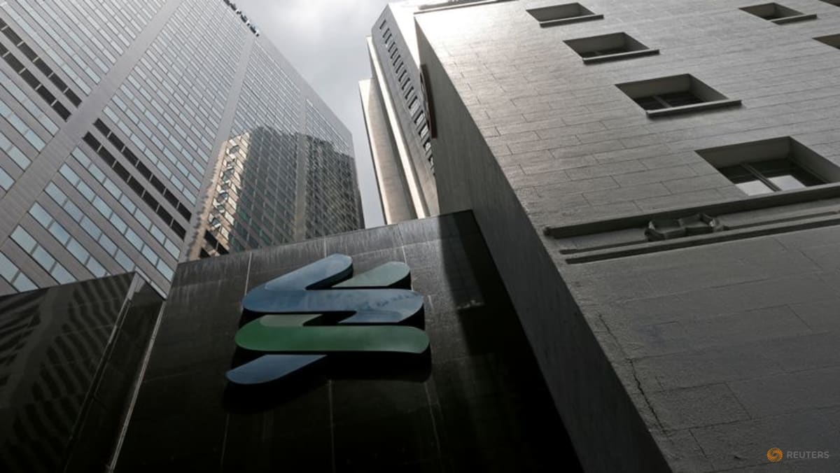 Elderly man avoids losing S$1.5 million to investment scam after police,  StanChart intervene - CNA