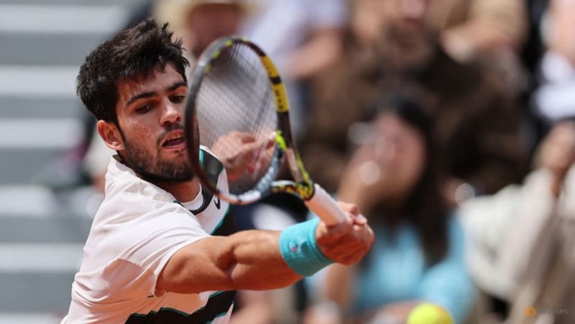 Alcaraz strolls into French Open second round