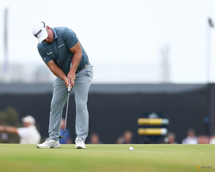 New Zealand's Fox shares Open lead after record-equalling 62