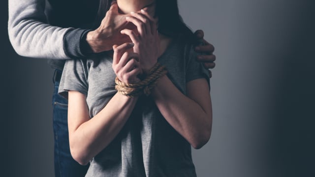 破门行窃劫财劫色 男子潜逃13年落网被判入狱打鞭