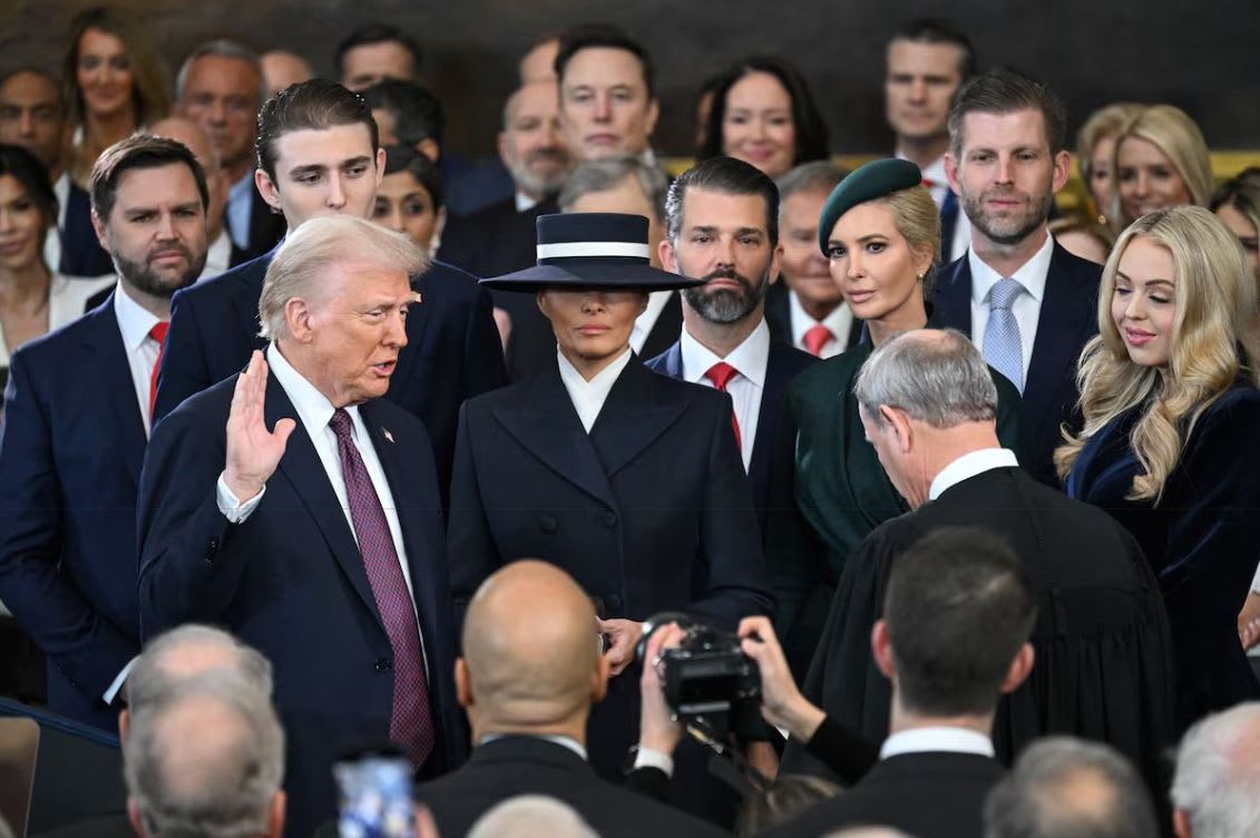 特朗普和万斯宣誓正式就任美国总统和副总统- 8world