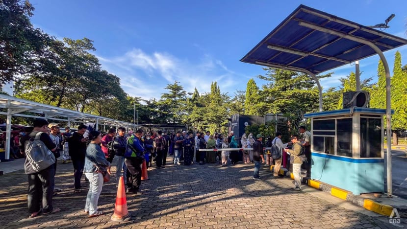 Indonesians queue overnight to buy gold amid economic uncertainty, but experts warn of risks Indonesians queue overnight to buy gold amid economic uncertainty, but experts warn of risks