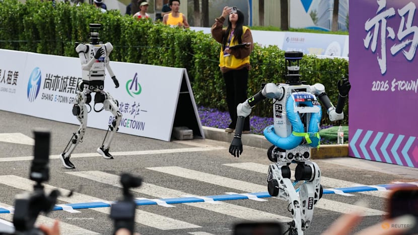 Robot humanoid catat waktu lebih cepat dari manusia di lomba half marathon