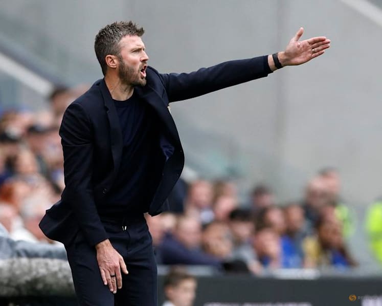 Carrick hurt by stoppage-time blow in Man United draw at Everton