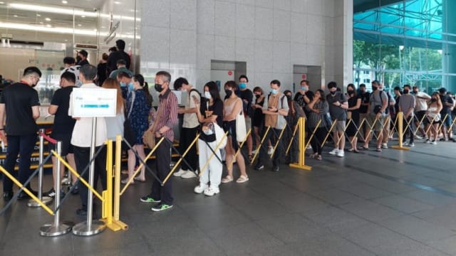 “站到腰疼” 盼能更快领护照 民众移民局外大排长龙